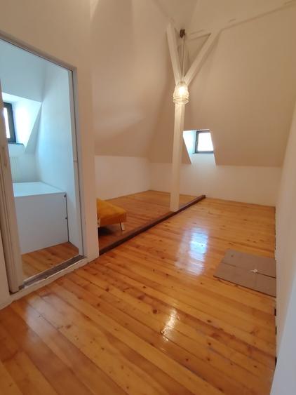 Apartament cu 4 camere semidecomandat în P-ța Victoriei