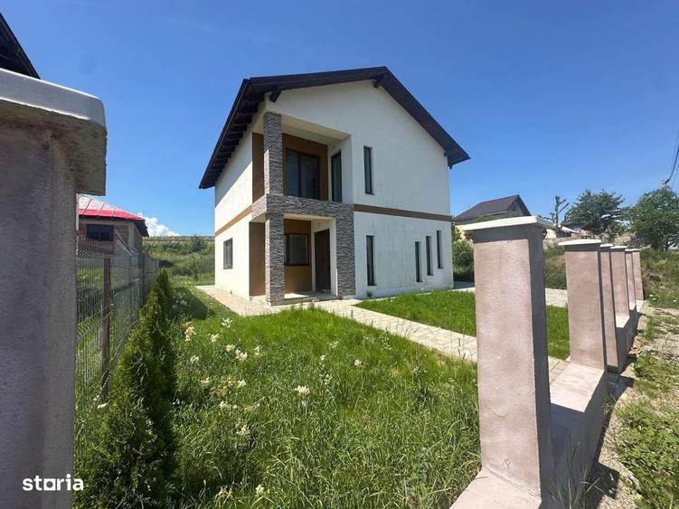 Casă cu 4 camere cu Teren 300 Mp în Câmpenești