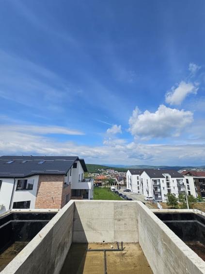 Apartament cu 3 camere decomandat în Europa
