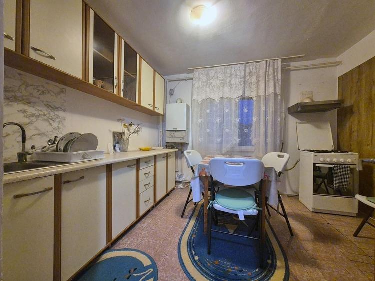 Apartament cu 3 camere decomandat în Astra