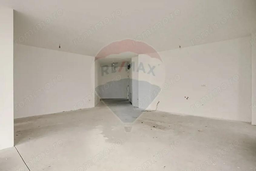 Apartament cu 3 camere semidecomandat în Subcetate