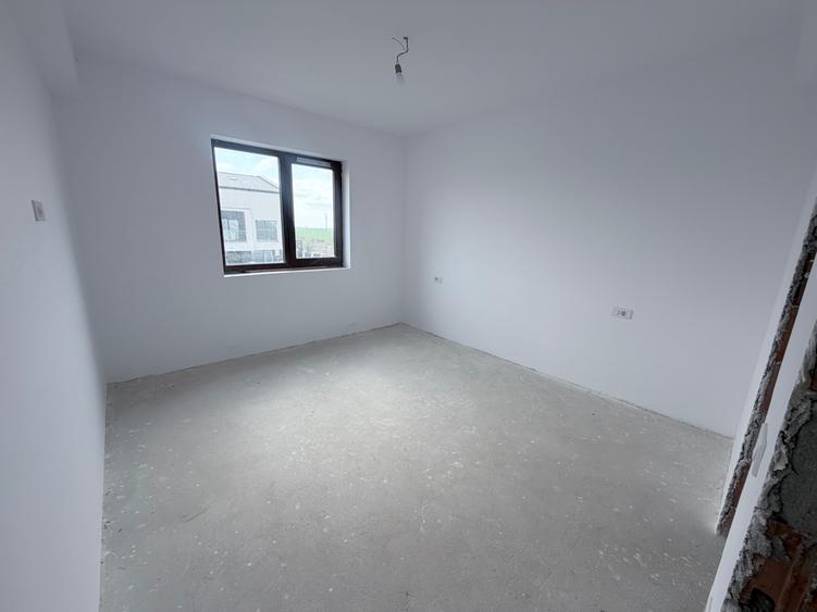 Casă individuală cu 5 camere cu Teren 492 Mp în Exterior Sud