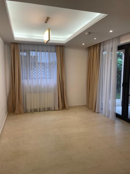 Duplex cu 8 camere cu Canalizare în Iancu Nicolae