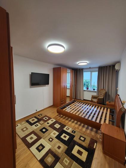 Apartament cu 3 camere semidecomandat în Ghencea