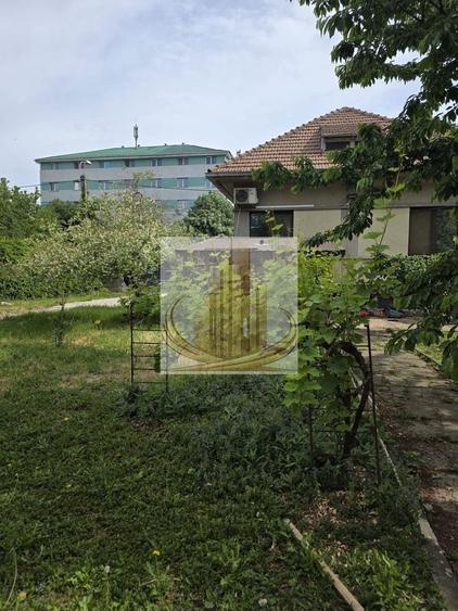 Casă individuală cu 7 camere cu Canalizare în Lipovei
