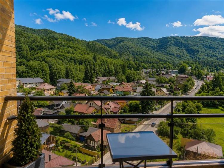 Apartament cu 3 camere decomandat, mobilat în Noua