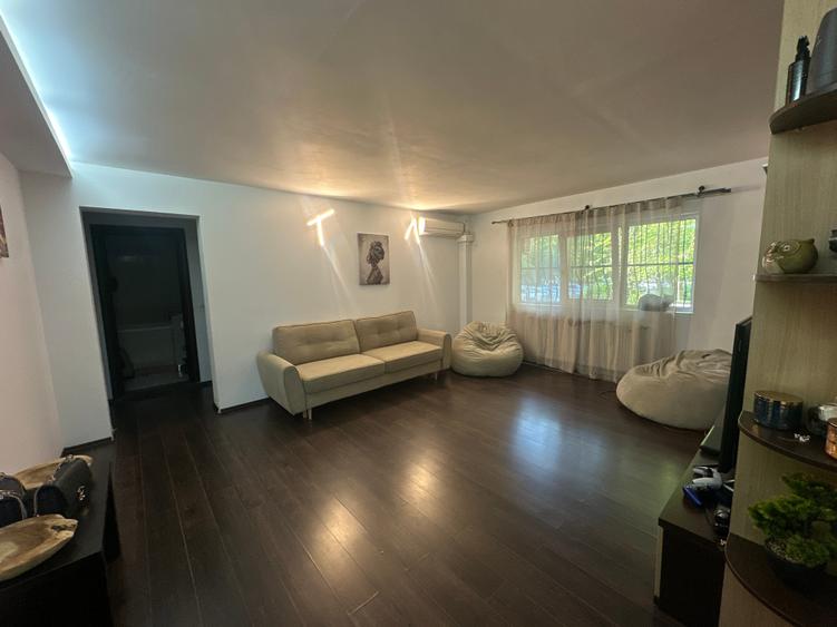 Apartament cu 3 camere semidecomandat în Drumul Taberei