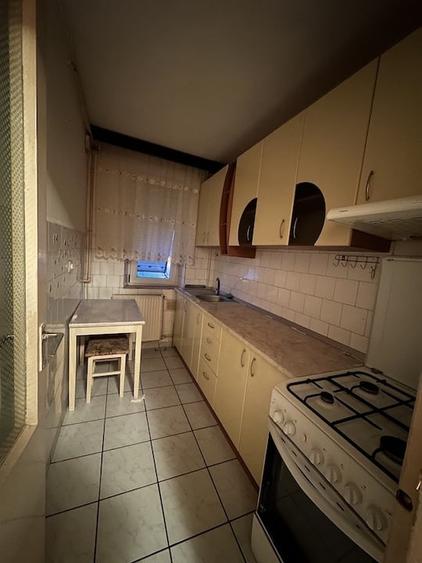 Apartament cu 3 camere decomandat, mobilat în Decebal