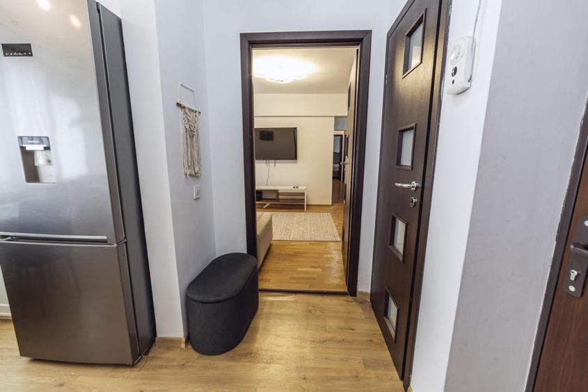 Apartament cu 3 camere semidecomandat, mobilat în Titan