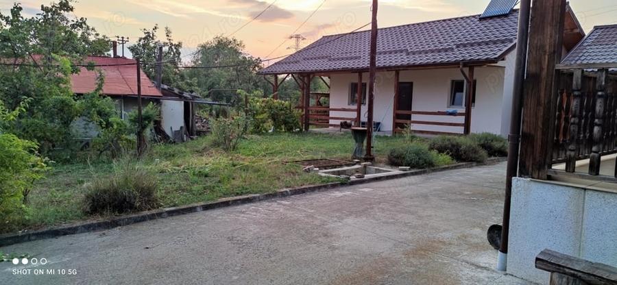 Casă cu 6 camere cu Teren 2500 Mp în Moreni