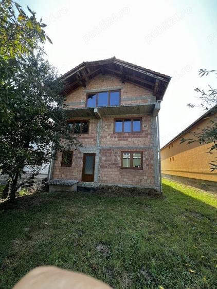Casă cu 5 camere cu Teren 400 Mp în Cisnădie