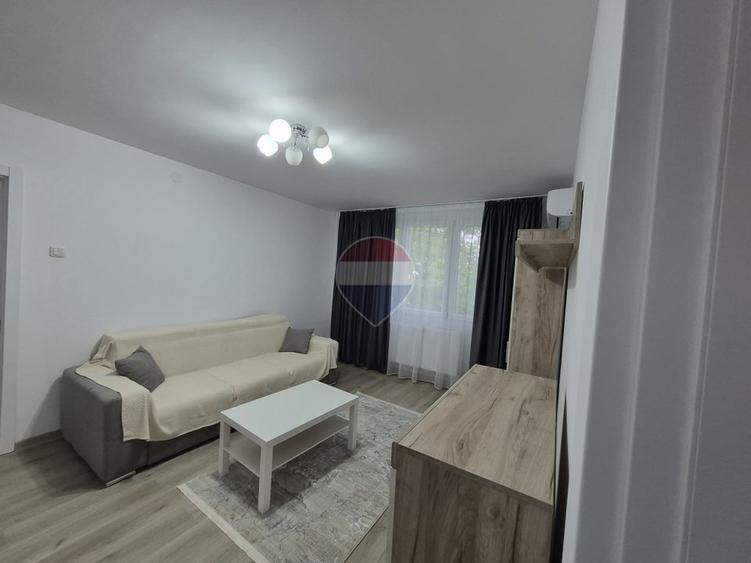 Apartament cu 3 camere semidecomandat, mobilat în Sălaj