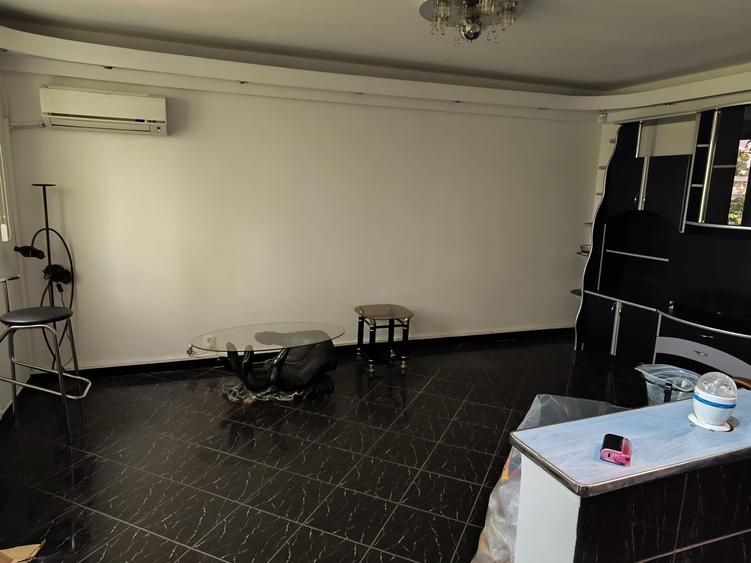 Apartament cu 3 camere decomandat în Drumul Taberei