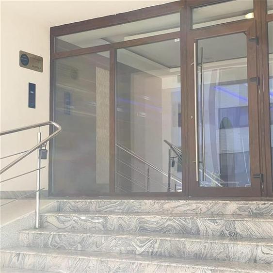 Apartament cu 3 camere decomandat, mobilat în Tractorul