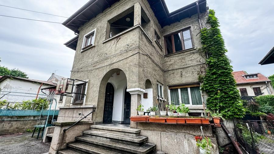 Casă individuală cu 11 camere cu Canalizare în Cotroceni