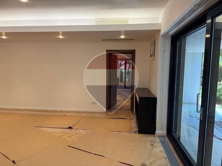 Apartament cu 3 camere semidecomandat în Primăverii