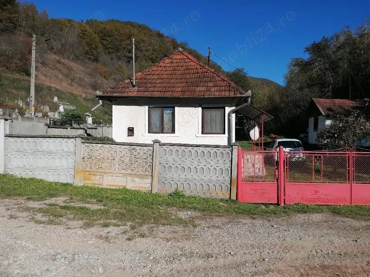 Casă cu 4 camere în Barbura