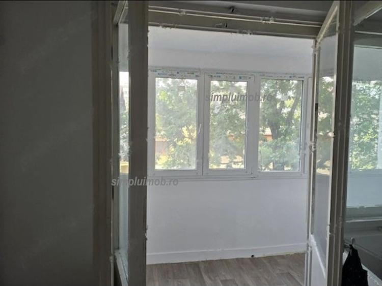 Apartament cu 3 camere semidecomandat în P-ța Gorjului