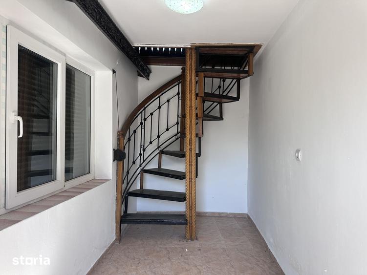 Casă cu 8 camere cu Teren 653 Mp în Răzvad
