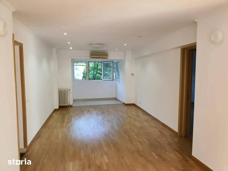 Apartament cu 4 camere semidecomandat în Centrul Civic