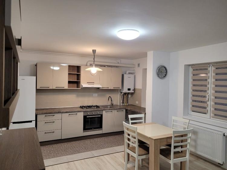 Apartament cu 2 camere decomandat în Tractorul