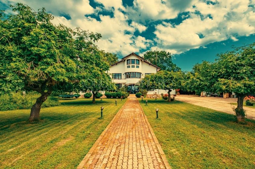 Casă individuală cu 7 camere cu Teren 4000 Mp în Izvorani