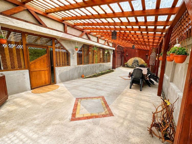 Casă individuală cu 11 camere cu Teren 1010 Mp în Periș
