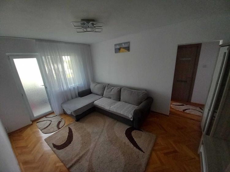 Apartament cu 3 camere semidecomandat în Micro 6