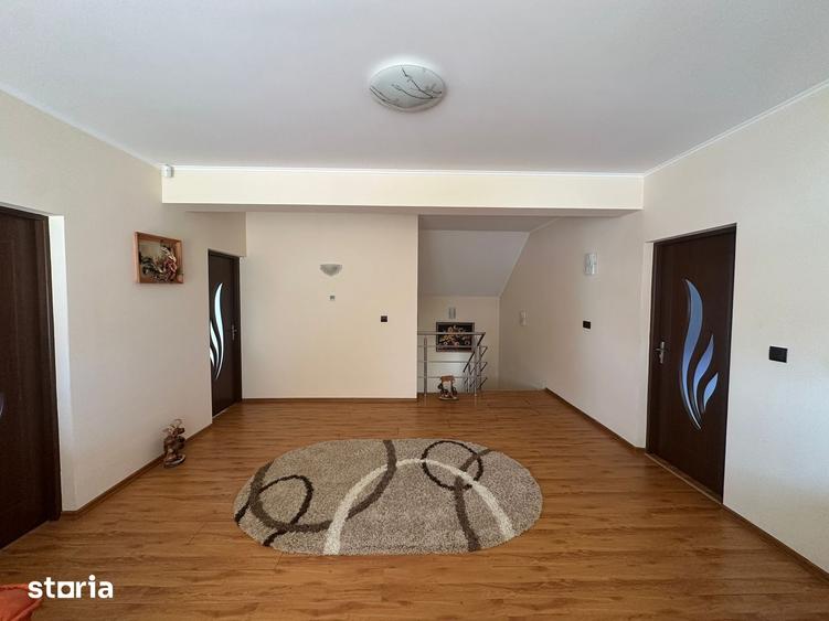 Casă cu 4 camere cu Teren 953 Mp în Păulești