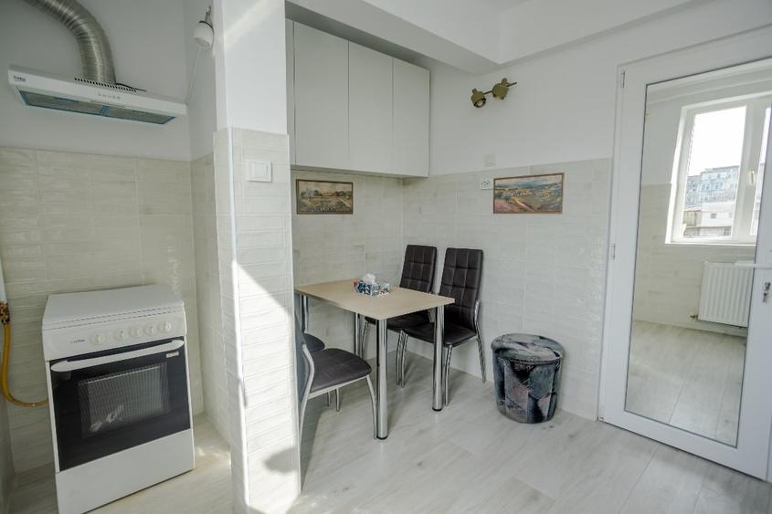 Apartament cu 3 camere semidecomandat, mobilat în Central