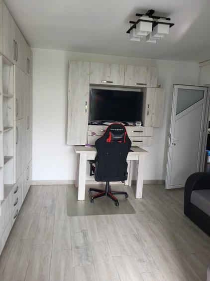 Apartament cu 3 camere decomandat în Voineasa