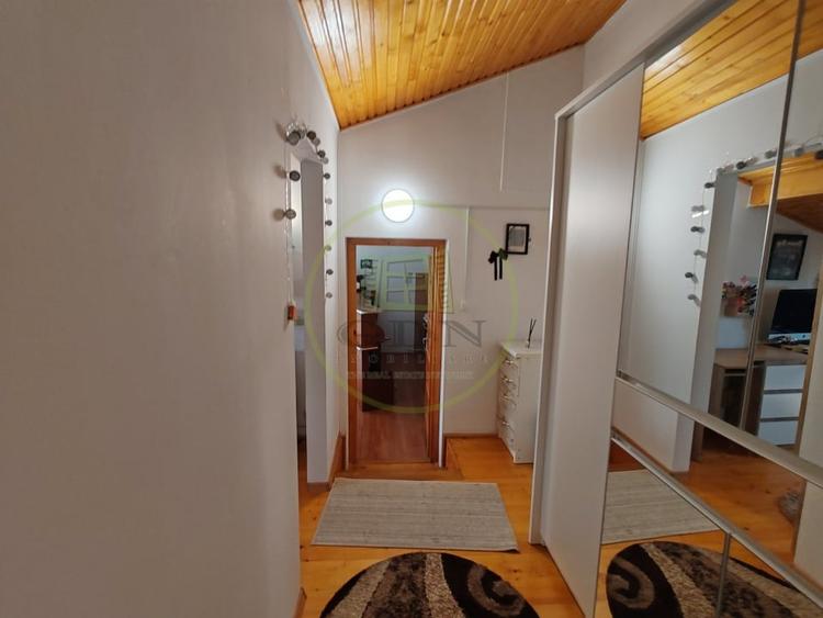 Apartament cu 3 camere decomandat, mobilat în Central