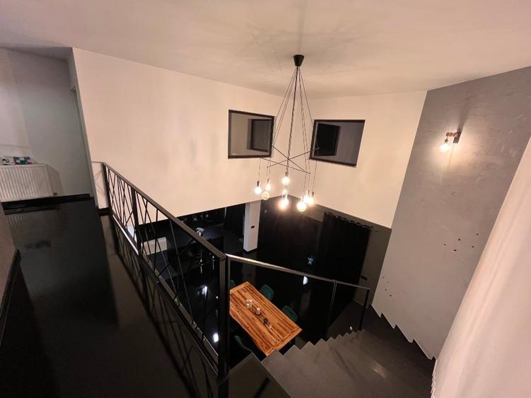 Casă individuală cu 7 camere cu Canalizare în Est