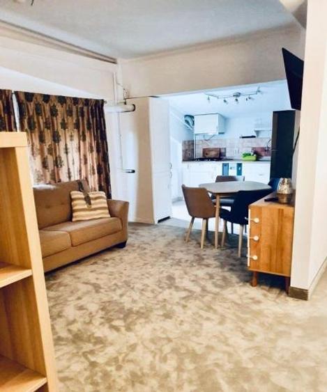 Apartament cu 4 camere semidecomandat în Bucureștii Noi