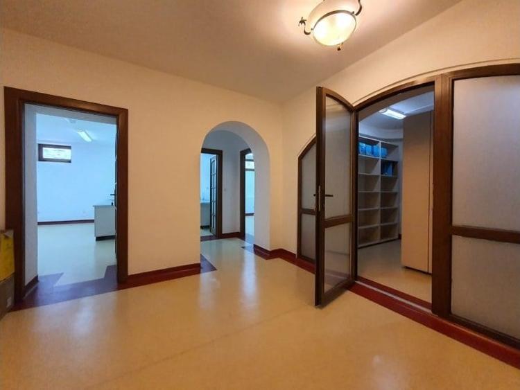 Casă cu 17 camere cu Garaj în P-ța Romană