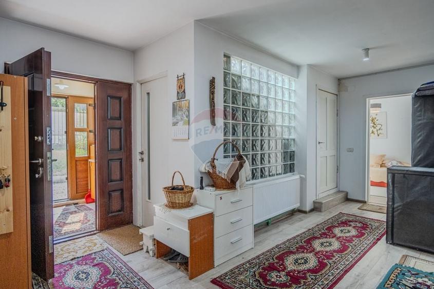 Casă individuală cu 8 camere cu Teren 953 Mp în Colonia 1 Mai