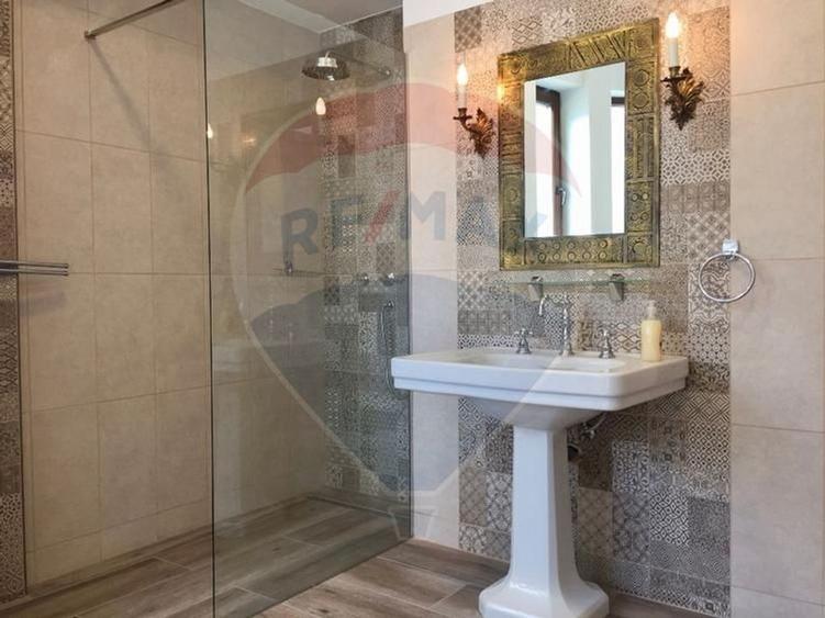 Apartament cu 5 camere decomandat, mobilat în P-ța Romană