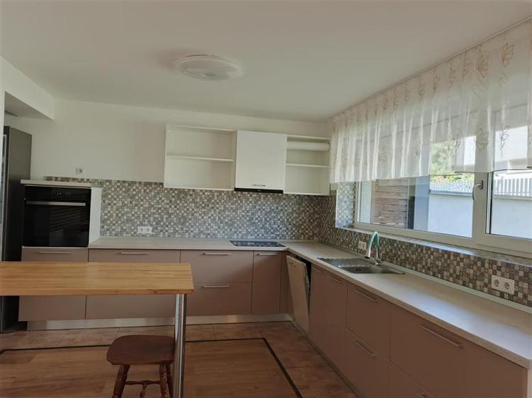 Duplex cu 5 camere cu Canalizare în Europa