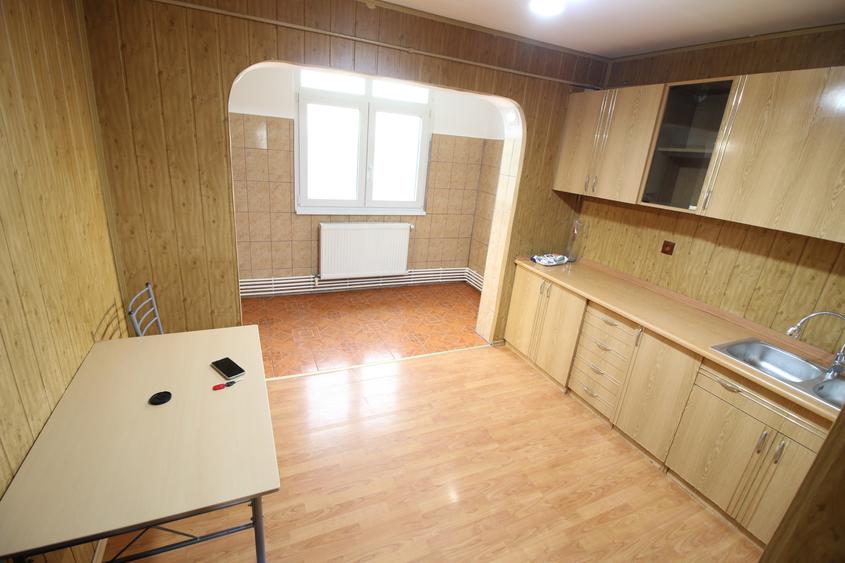 Apartament cu 3 camere decomandat în Micro 39