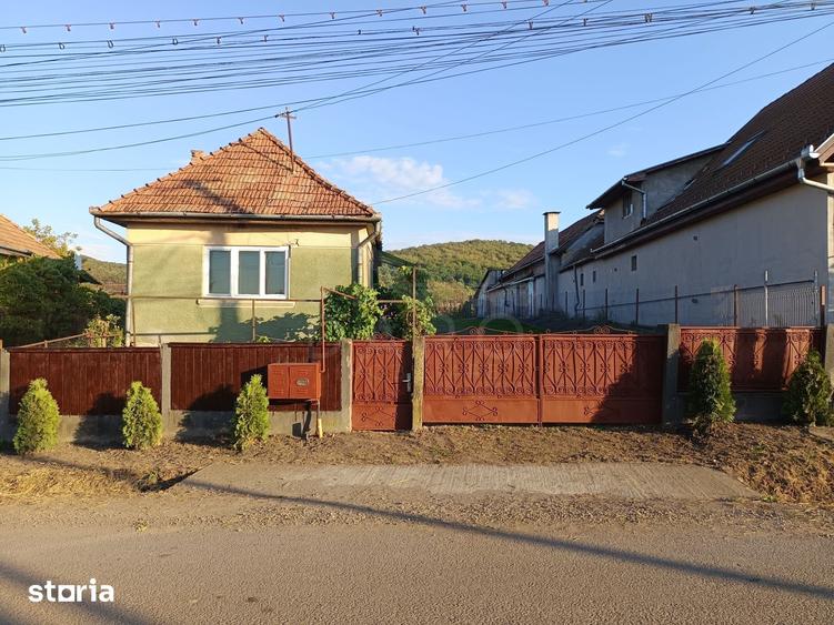 Casă cu 2 camere cu Teren 2530 Mp în Ernei