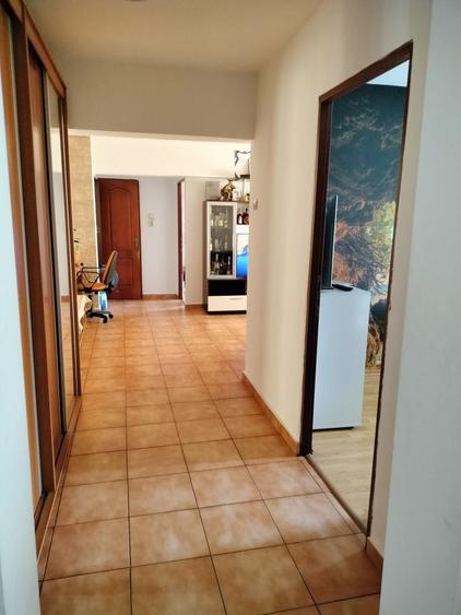 Apartament cu 3 camere semidecomandat în Titan