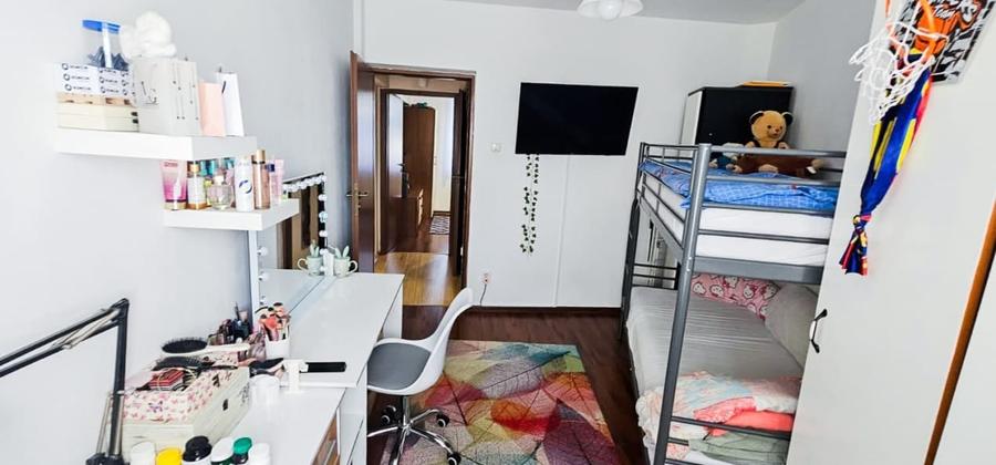 Apartament cu 3 camere semidecomandat, mobilat în P-ța Unirii