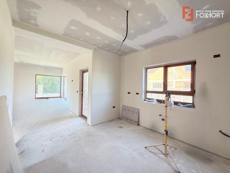 Casă cu 5 camere cu Teren 348 Mp în Săcălaz