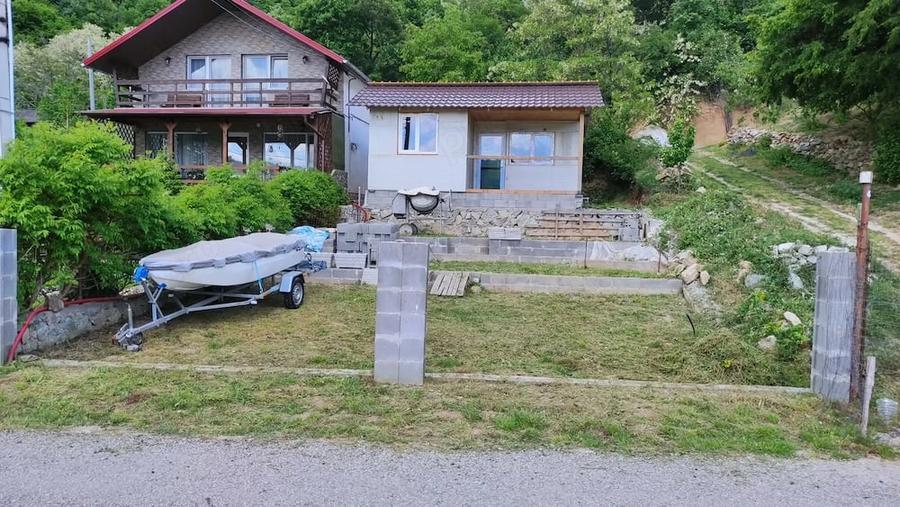 Teren de 200 mp, în Dubova