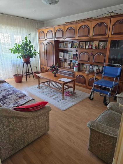 Apartament cu 3 camere decomandat în Ostroveni