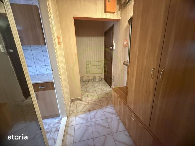 Apartament cu 3 camere semidecomandat în Craiovița Nouă