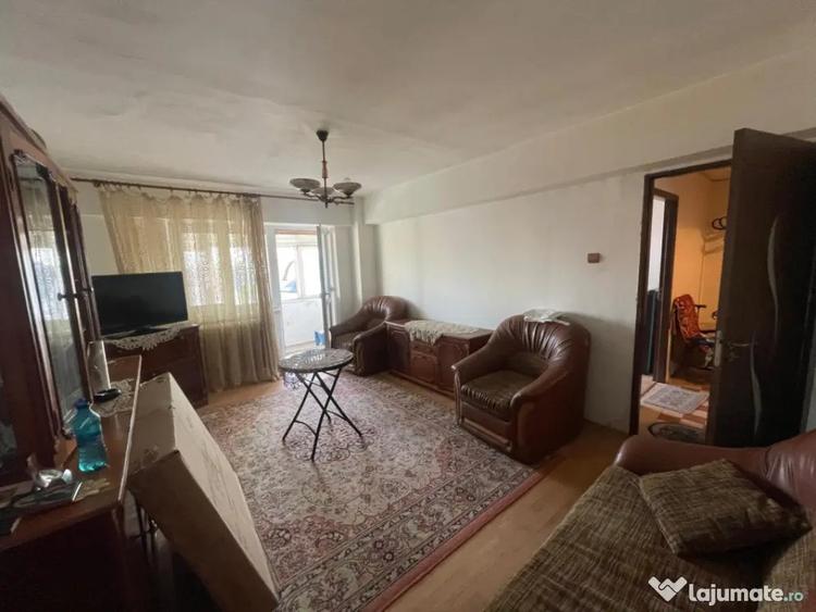 Apartament cu 3 camere decomandat în Sărari