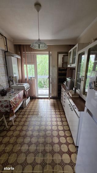 Apartament cu 4 camere decomandat în Calea București