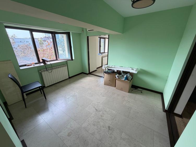 Apartament cu 4 camere semidecomandat în P-ța Victoriei