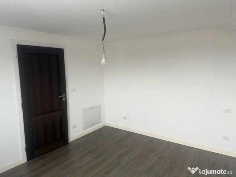 Casă cu 5 camere cu Teren 2000 Mp în Podari